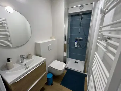 Salle de bains dans l'établissement Studio cosy la plage à pieds