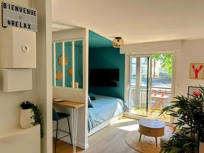 Coin salon dans l'établissement Studio cosy la plage à pieds