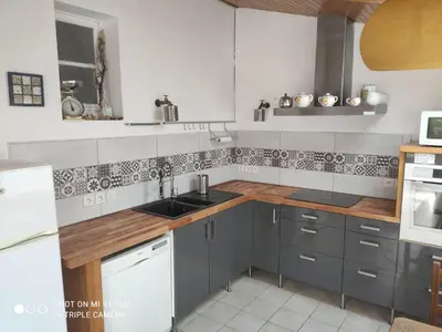Cuisine ou kitchenette dans l'établissement Charmante maison de pêcheur bord de mer ty Dominique
