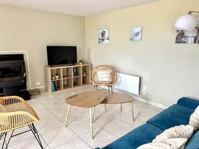 Télévision ou salle de divertissement dans l'établissement Maison en pierre Accès plage et GR34 immédiat