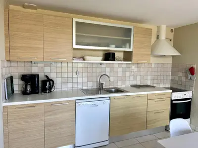 Cuisine ou kitchenette dans l'établissement Maison en pierre Accès plage et GR34 immédiat
