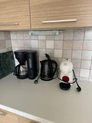 Cuisine ou kitchenette dans l'établissement Maison en pierre Accès plage et GR34 immédiat