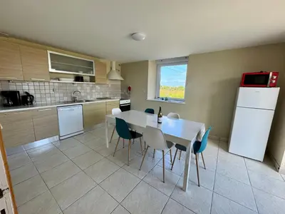 Cuisine ou kitchenette dans l'établissement Maison en pierre Accès plage et GR34 immédiat