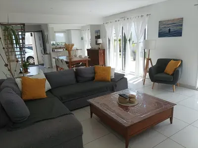 Coin salon dans l'établissement Contemporaine proche plage trez hir