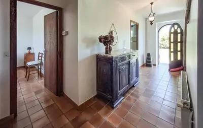 Cuisine ou kitchenette dans l'établissement 4 Bedroom Awesome Home In Plouigneau