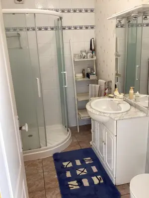 Salle de bains dans l'établissement Quéméneur