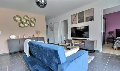 Télévision ou salle de divertissement dans l'établissement Superbe maison avec piscine privée