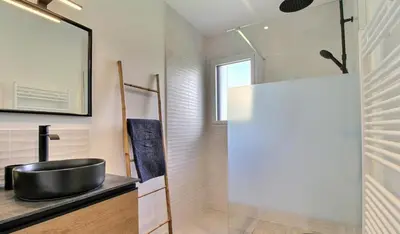 Salle de bains dans l'établissement Superbe maison avec piscine privée