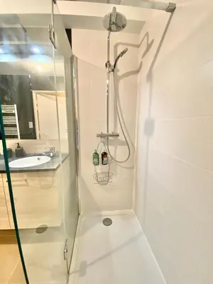 Salle de bains dans l'établissement Les jardins de Beg Meil