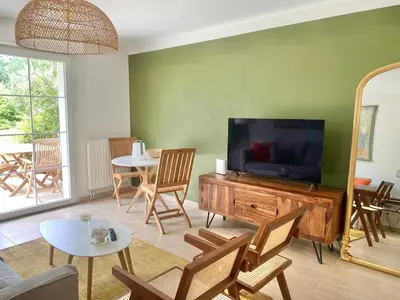 Télévision ou salle de divertissement dans l'établissement Les jardins de Beg Meil