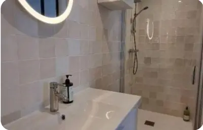 Salle de bains dans l'établissement AU BORD de MER AU COEUR DE LA STATION bon emplacement joli duplex contemporain tout equipe 50m2