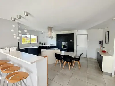 Cuisine ou kitchenette dans l'établissement Grande maison familiale