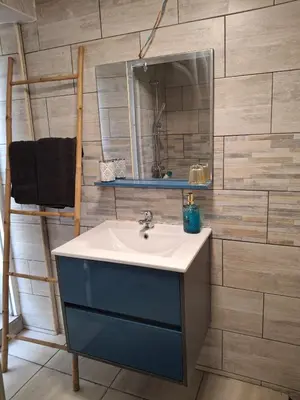 Salle de bains dans l'établissement Appartements rénové a neuf au rez de chaussé de notre maison