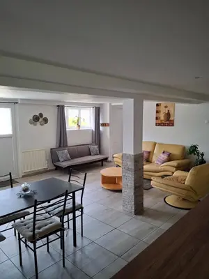 Coin salon dans l'établissement Appartements rénové a neuf au rez de chaussé de notre maison