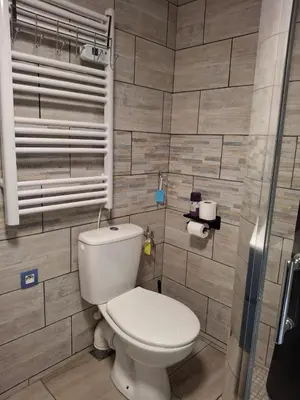 Salle de bains dans l'établissement Appartements rénové a neuf au rez de chaussé de notre maison