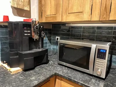 Cuisine ou kitchenette dans l'établissement Chez Babeth Maison atypique en conteneurs pour 10 personnes