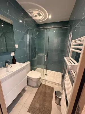 Salle de bains dans l'établissement Chez Babeth Maison atypique en conteneurs pour 10 personnes