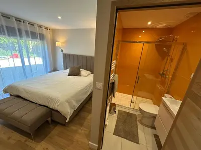 Salle de bains dans l'établissement Chez Babeth Maison atypique en conteneurs pour 10 personnes