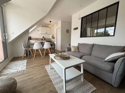 Coin salon dans l'établissement Appartement cosy pour 4 personnes au cœur de la Forêt-Fouesnant - FR-1-481-179