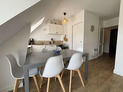 Cuisine ou kitchenette dans l'établissement Appartement cosy pour 4 personnes au cœur de la Forêt-Fouesnant - FR-1-481-179