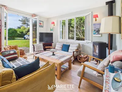 Télévision ou salle de divertissement dans l'établissement Mery Maison familiale les pieds dans l eau