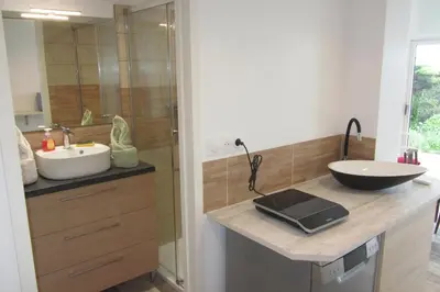 Salle de bains dans l'établissement Studio vue mer dans le centre de Crozon