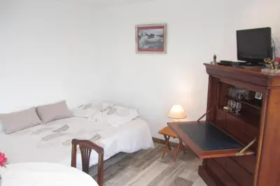 Télévision ou salle de divertissement dans l'établissement Studio vue mer dans le centre de Crozon