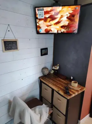 Télévision ou salle de divertissement dans l'établissement La cabane zen