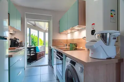 Cuisine ou kitchenette dans l'établissement Ti Job - 1,5km de la Plage