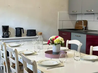 Cuisine ou kitchenette dans l'établissement Les Galets - family house in the village of Guimaec 8p