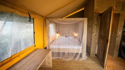 Un ou plusieurs lits dans un hébergement de l'établissement Lodge Holidays - Glamping Fouesnant