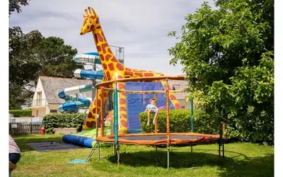 Aire de jeux pour enfants de l'établissement Lodge Holidays - Glamping Fouesnant