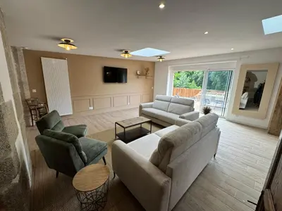 Télévision ou salle de divertissement dans l'établissement Appartement, terrasse de plain-pied