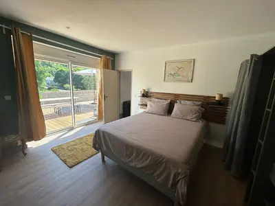 Un ou plusieurs lits dans un hébergement de l'établissement Gîte dans un moulin avec terrasse