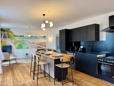 Cuisine ou kitchenette dans l'établissement Les Jardins du Théâtre - Élégance, Bois & Design