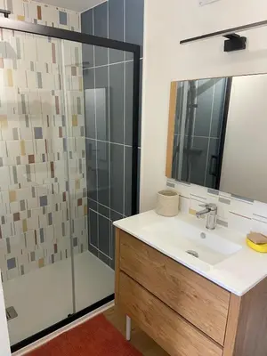 Salle de bains dans l'établissement Charmante maison proche de la mer à Locquémeau