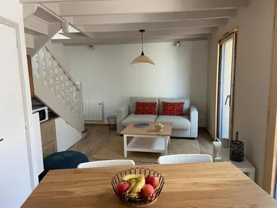 Coin salon dans l'établissement Charmante maison proche de la mer à Locquémeau