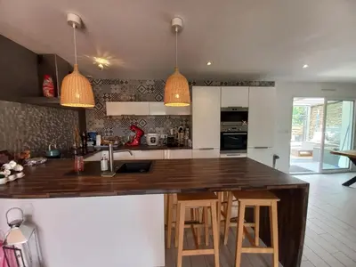 Cuisine ou kitchenette dans l'établissement Magnifique maison contemporaine piscine chauffée