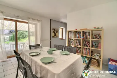 Bibliothèque dans la maison de vacances