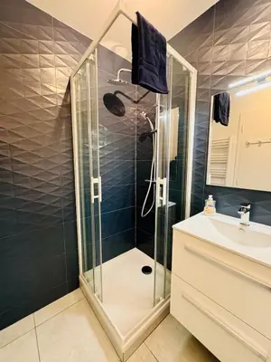 Salle de bains dans l'établissement King Size XXL - calme & confort en plein Quimper