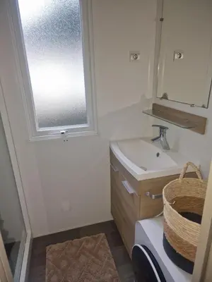 Salle de bains dans l'établissement Mobilhome chaleureux 8 couchages
