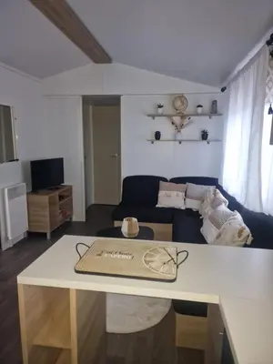 Télévision ou salle de divertissement dans l'établissement Mobilhome chaleureux 8 couchages