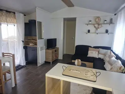 Télévision ou salle de divertissement dans l'établissement Mobilhome chaleureux 8 couchages