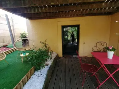 Plan de l'établissement Guest house dans jardin exotique, quartier calme, jacuzzi, parking gratuit