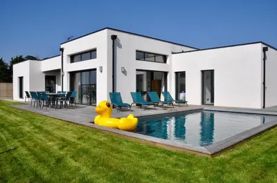 Piscine de l'établissement Escapade Marine piscine et spa pour 10 ou située à proximité
