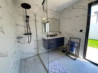 Salle de bains dans l'établissement Escapade Marine piscine et spa pour 10