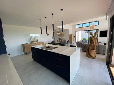 Cuisine ou kitchenette dans l'établissement Escapade Marine piscine et spa pour 10