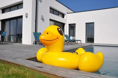 Piscine de l'établissement Escapade Marine piscine et spa pour 10 ou située à proximité