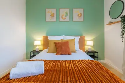 Un ou plusieurs lits dans un hébergement de l'établissement Appart 3 chambres avec TV connectées et Jardin