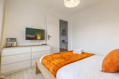 Un ou plusieurs lits dans un hébergement de l'établissement Appart 3 chambres avec TV connectées et Jardin